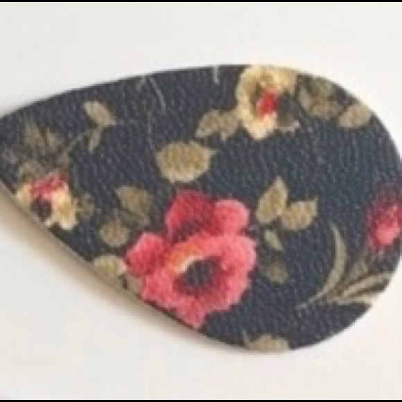 ๐ Floral Tear Drop Earrings - Picture 4 of 4